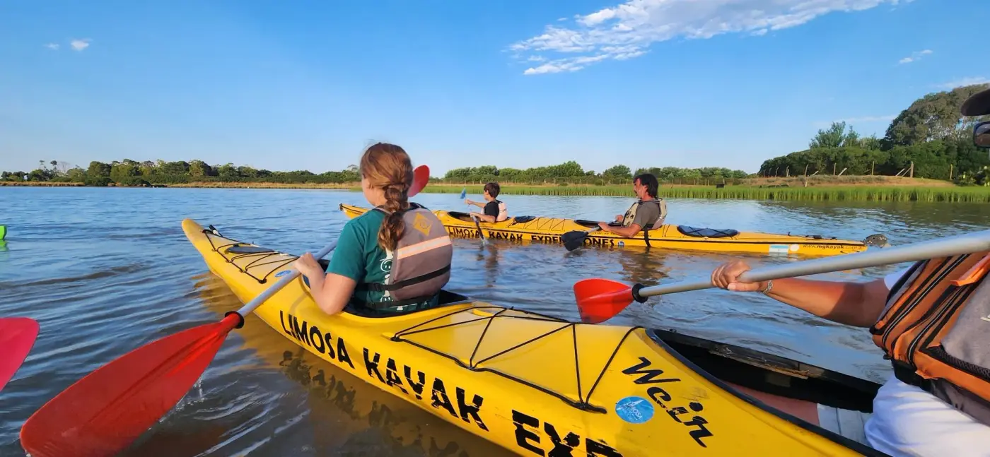 Kayaks amarillos de Limosa Kayak Expediciones navegando la ría del Tuyú