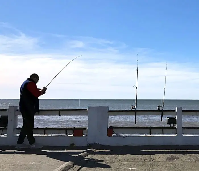Pescador con caña en el Muelle de Pesca de San Clemente del Tuyú