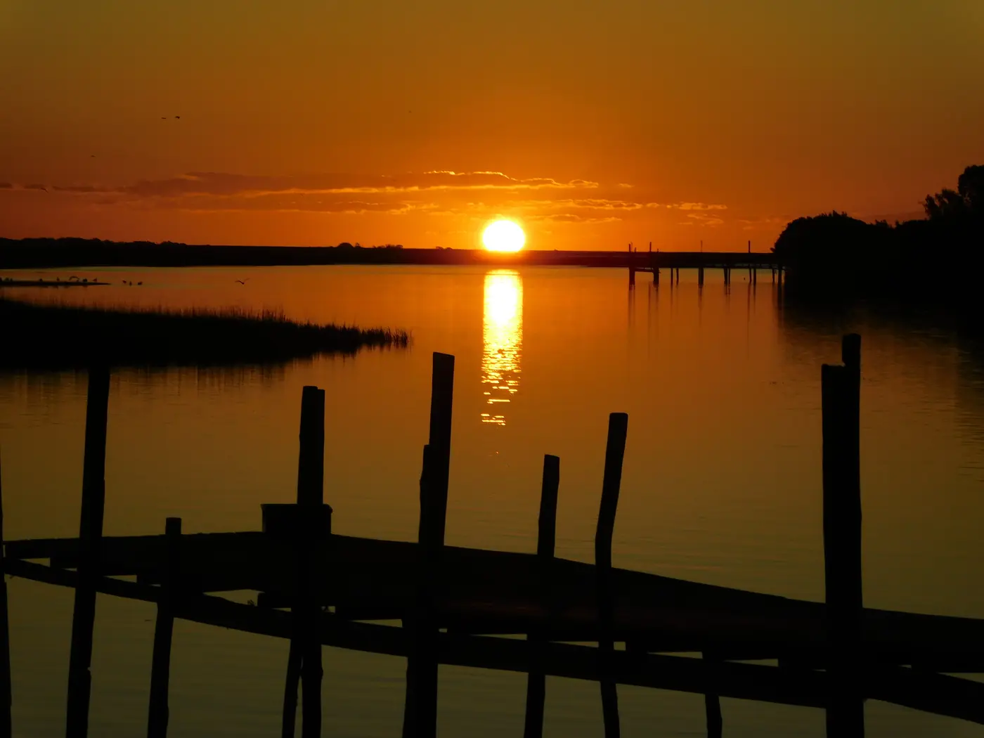 Atardecer sobre el puerto de San Clemente del Tuyú
