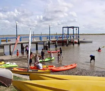 Kayaks y muelle en la Tapera de López