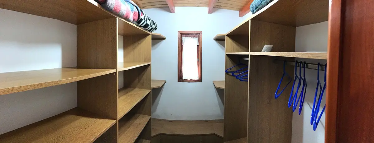 Dúplex 4: vestidor con estantes