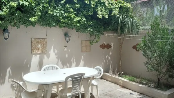Dúplex 5: patio con mesa