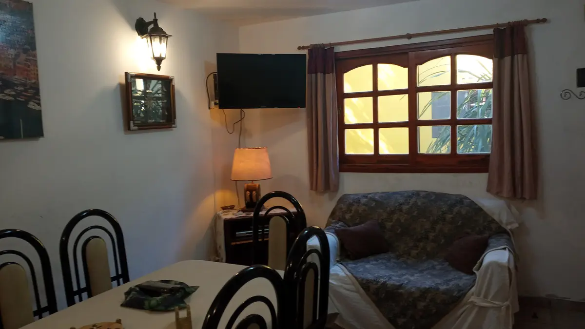 Dúplex 6: living con ventana de madera