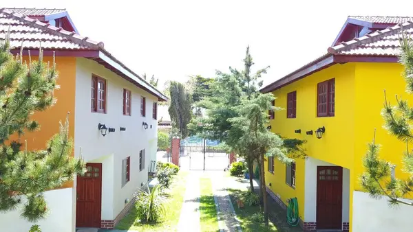 Parque central entre los dúplex del complejo