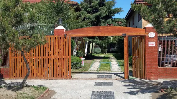 Portón de madera de entrada al complejo