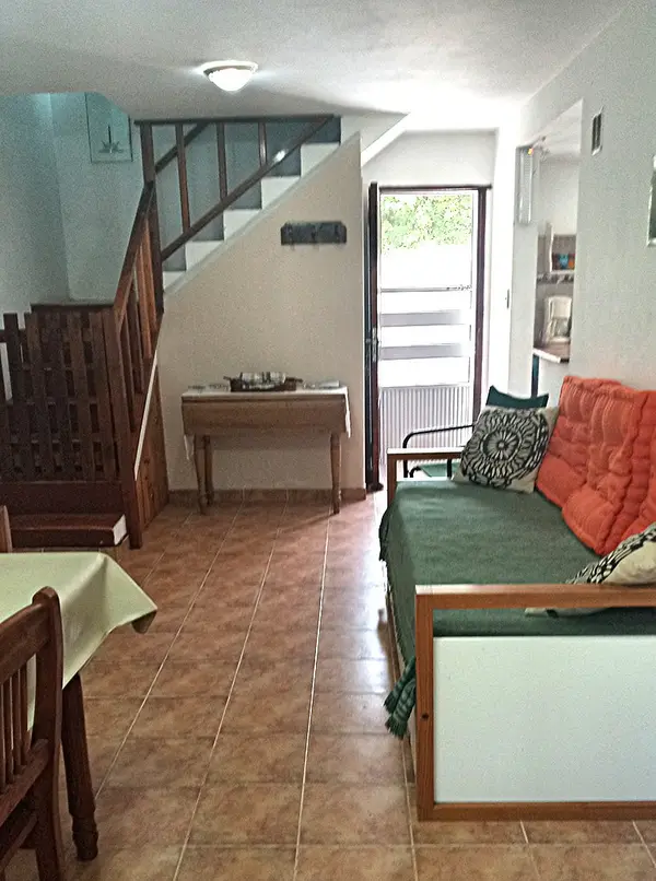 Estar con sillón cama y escalera de madera