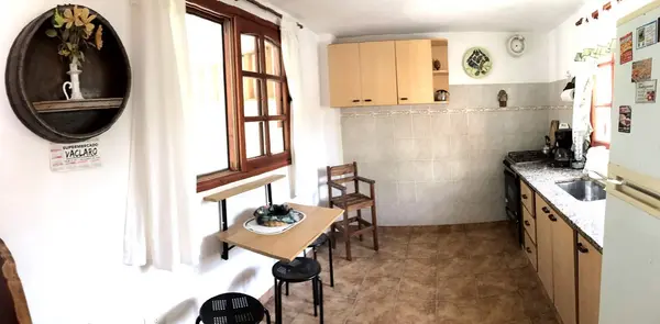 Cocina equipada con mesada y anafe