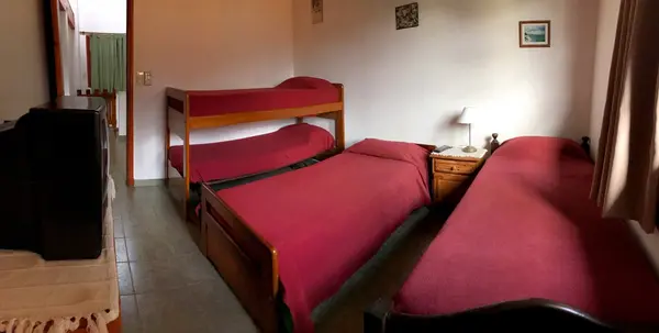 Dormitorio con cuchetas y camas individuales