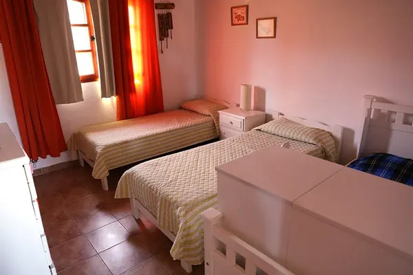 Dormitorio con dos camas individuales