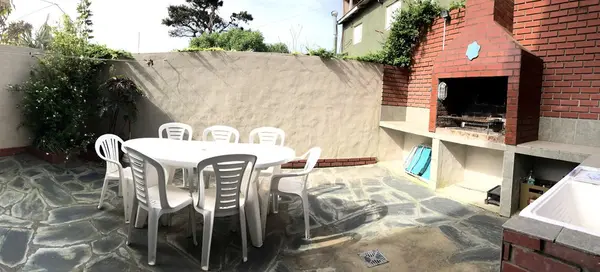 Patio con mesa para ocho personas y parrilla