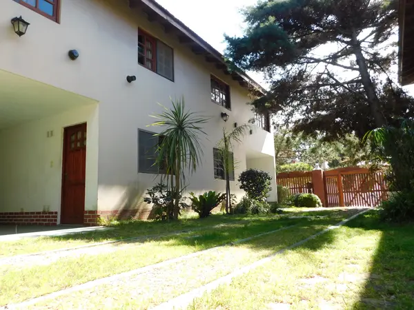 Jardín y dúplex blancos del complejo