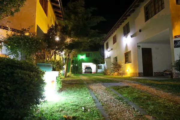 El complejo iluminado de noche